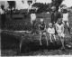 Roszkiewicz Jan z dziećmi w Maciejowicach, gdzie był nauczycielem - 1942 rok Roszkiewicz Jan z dziećmi w Maciejowicach, gdzie był nauczycielem - 1942 rok