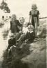 Roszkiewicz Jan z dziećmi w Maciejowicach - 1942 rok. Roszkiewicz Jan z dziećmi w Maciejowicach - 1942 rok.